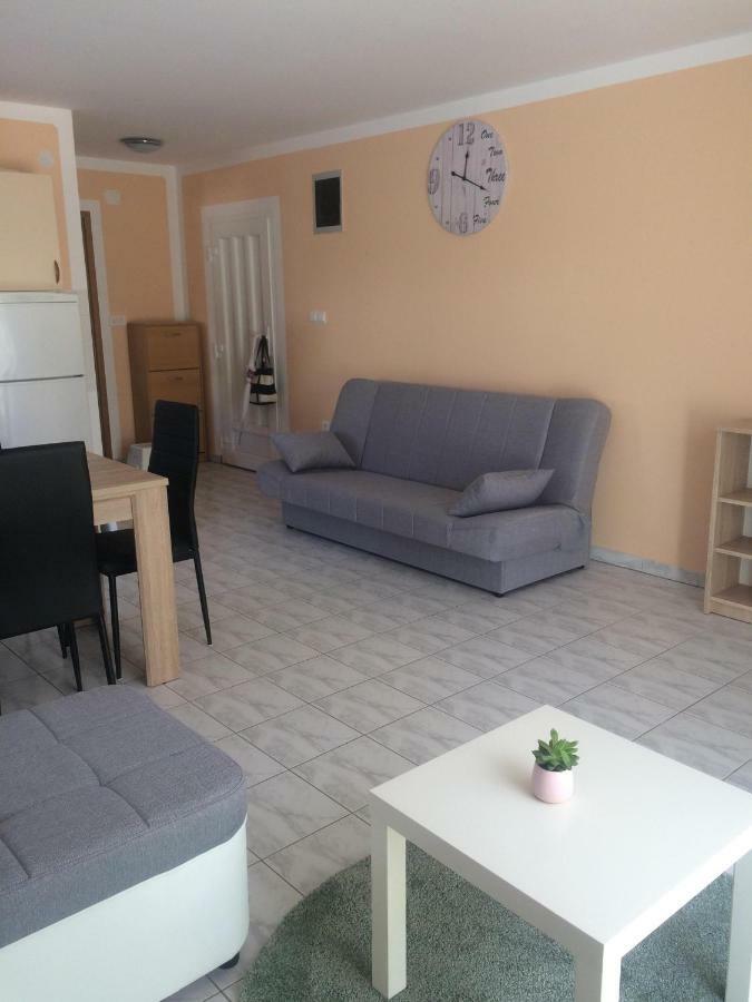 Obiteljski Apartman Filip U Blizini Plaze Za Djecu Palit Exterior photo
