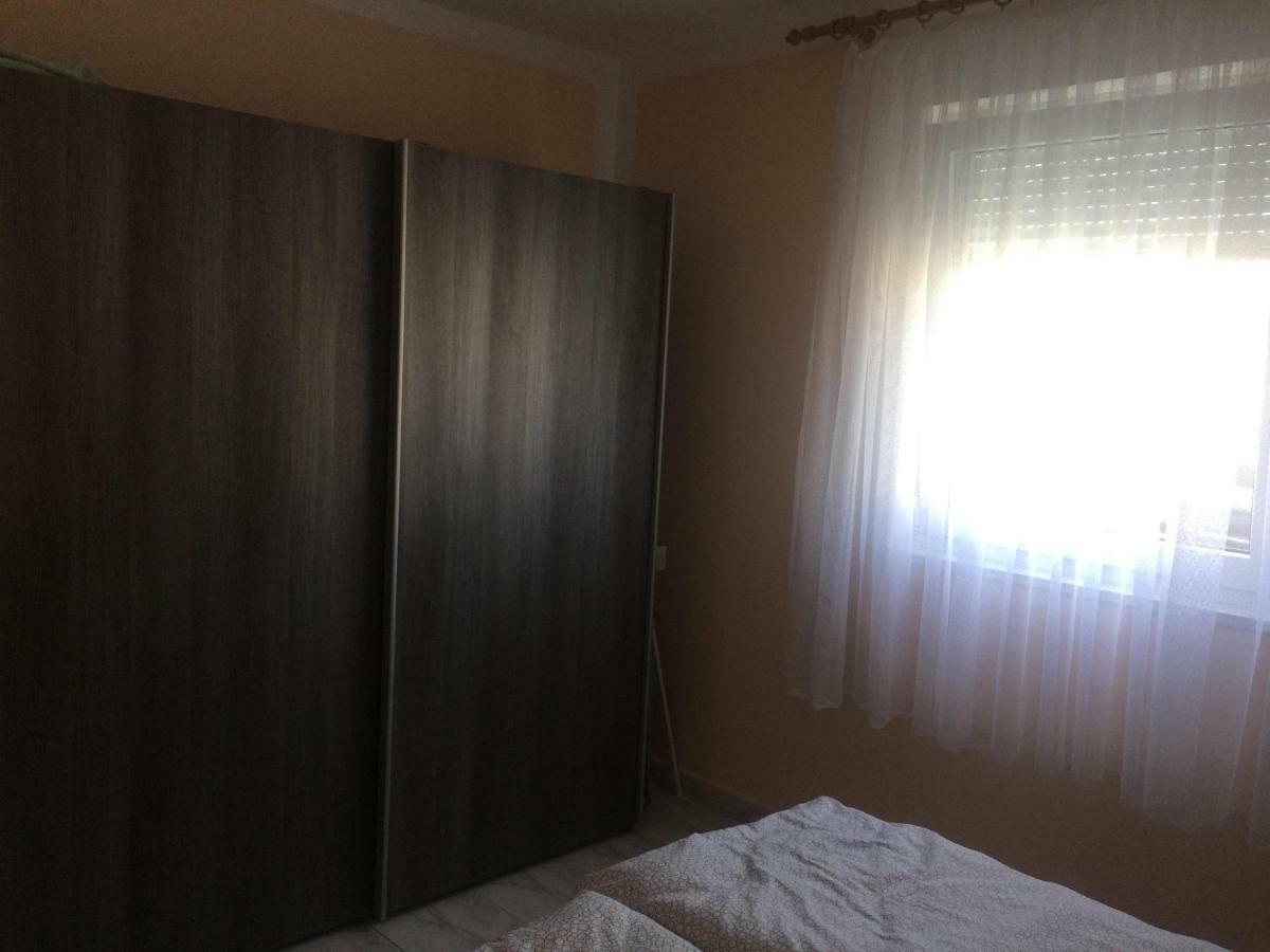 Obiteljski Apartman Filip U Blizini Plaze Za Djecu Palit Exterior photo