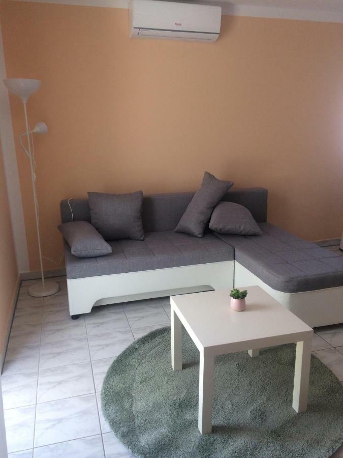 Obiteljski Apartman Filip U Blizini Plaze Za Djecu Palit Exterior photo