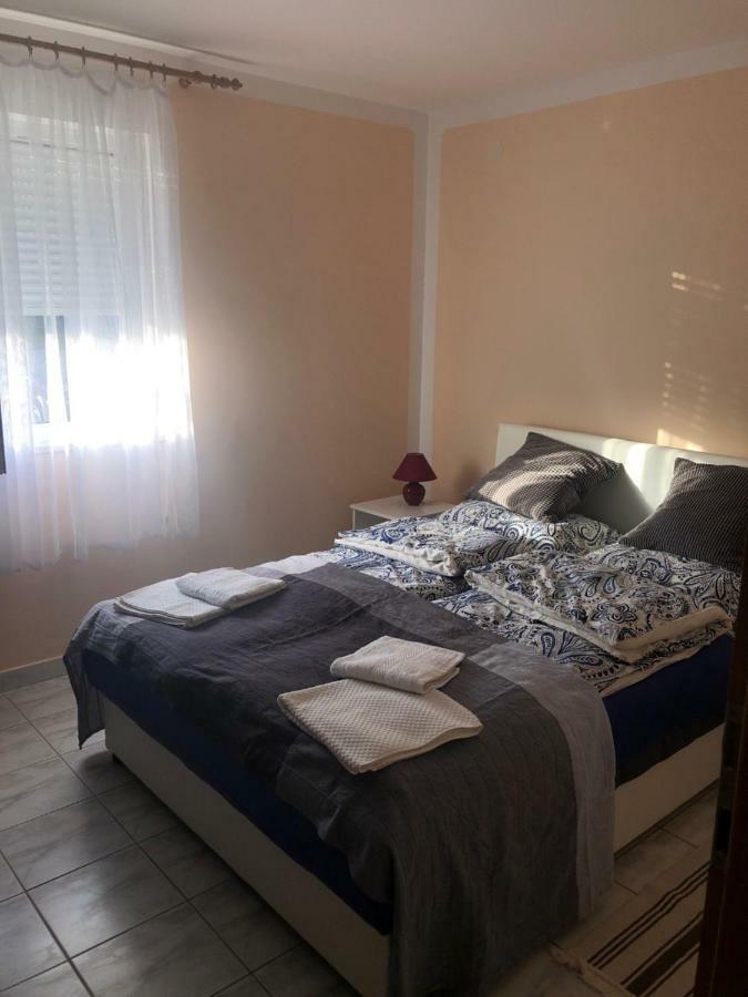 Obiteljski Apartman Filip U Blizini Plaze Za Djecu Palit Exterior photo