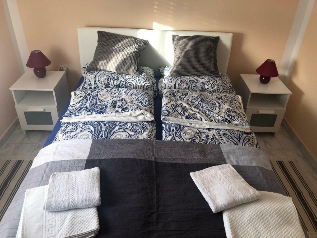 Obiteljski Apartman Filip U Blizini Plaze Za Djecu Palit Exterior photo